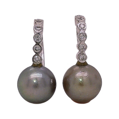 14kt white gold pearl and diamond earring