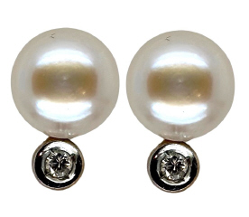 14kt yellow gold button pearl and diamond earrings.