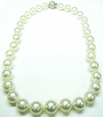 Strand South Sea pearl necklace with 18kt white