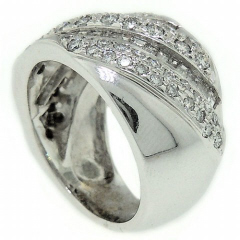 18kt white gold round and baguette diamond ring